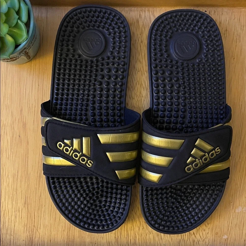 NWOT Adidas Men’s ADISSAGE Comfort Slides in Black & Gold EG6517 Size 6